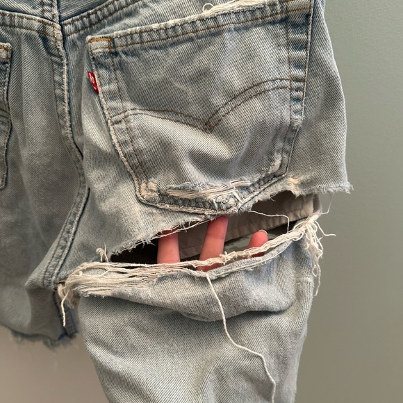 LEVIS CUTOUT SHORTS - Picture 3 of 7